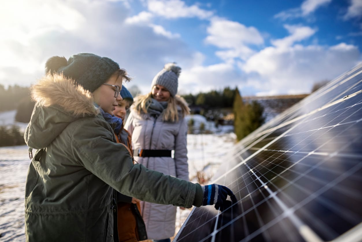 6 Reasons MN Homeowners Should Consider Solar Energy Storage - Cedar Creek Energy